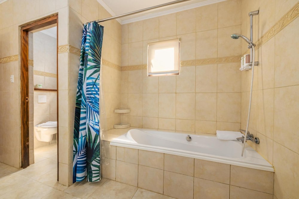 4BR Villa Short Walk to Beach in Amazing Location