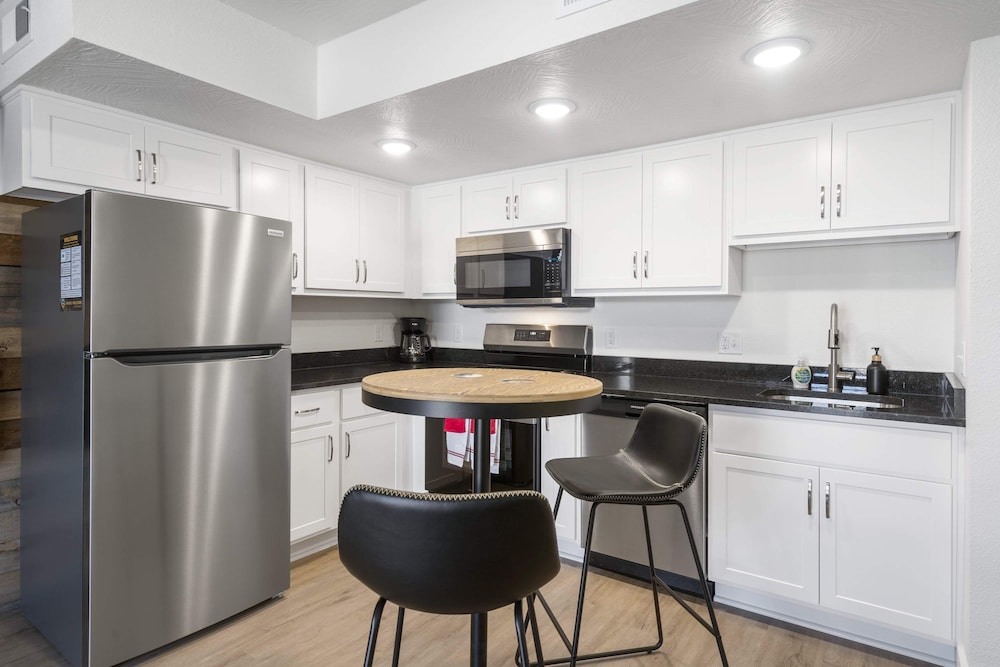 Modern Yote Condo at Roark Creek