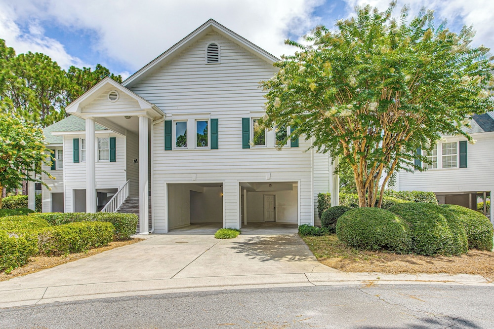 Marina & Pool: Roomy Golf-view Home in Southport