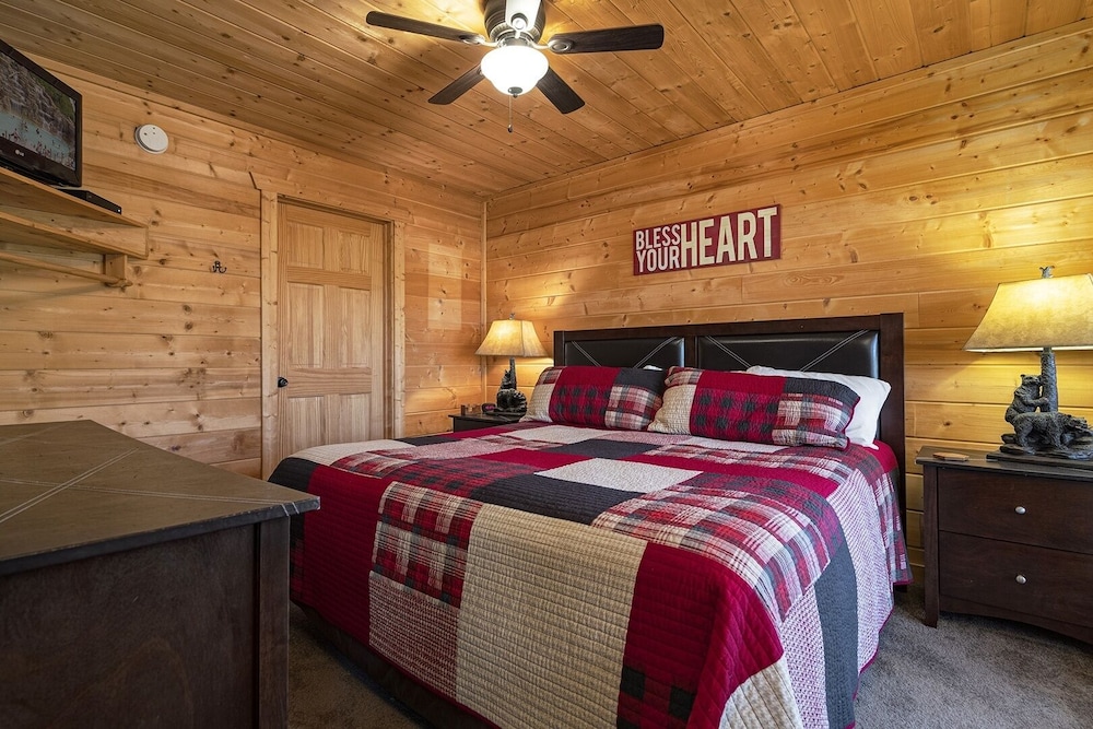 Appalachian Lodge - 4 Bedrooms, 4 Baths, Sleeps 14 Home by RedAwning