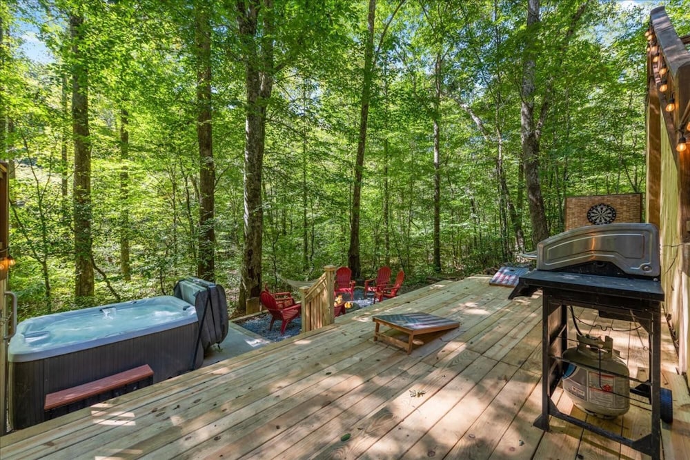 Dancing Bears Cabin With hot tub Fireplace Creek view 2