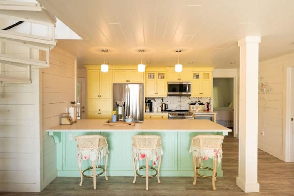 Hot Tub Waterfront Cottage - Near Sauble Beach