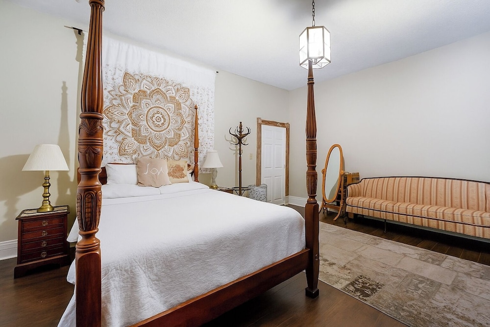 Central 4BR Historic Gem Near Colleges