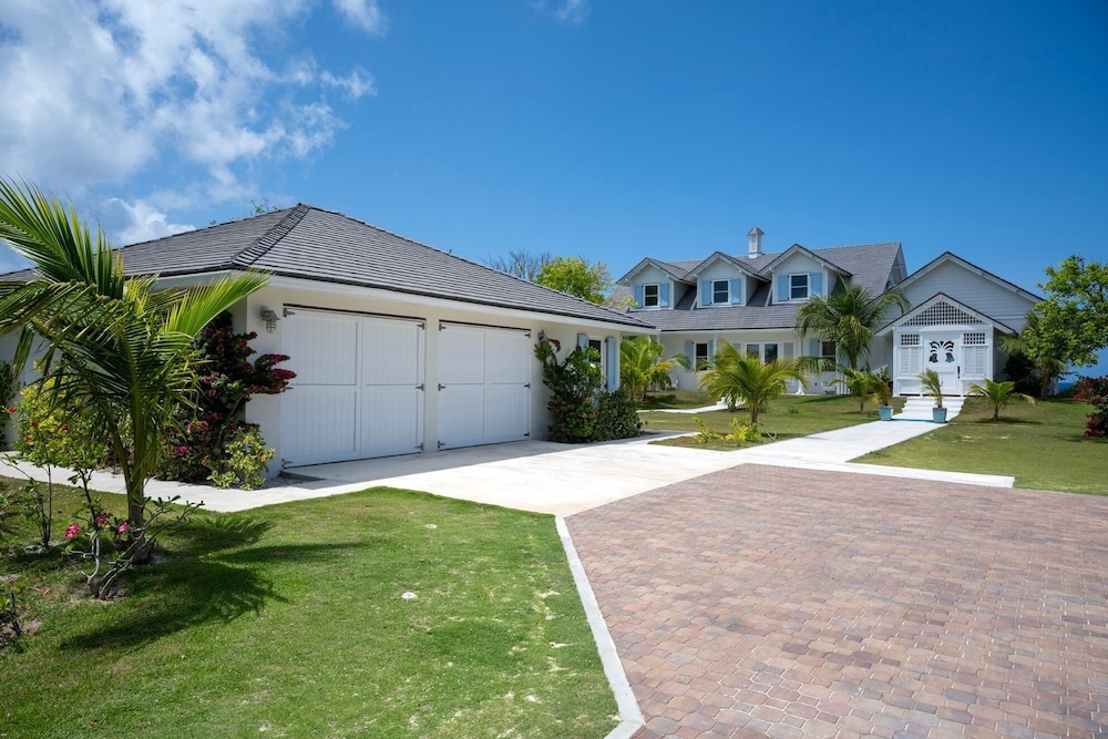 Cricket Beach House-luxurious Beachfront House 5 Bedroom Home