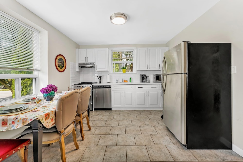 Private 2bdrm Newly Renovated - Furnished apt - U3