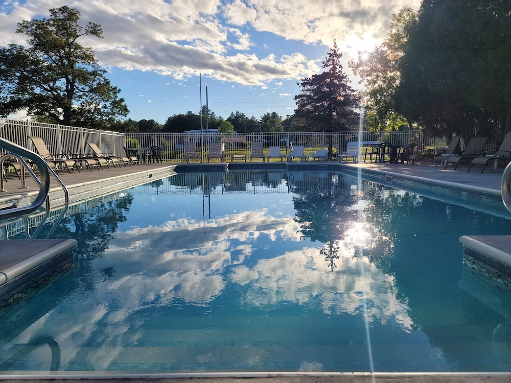 Capt.'s Inn  Suites - Property Image 3