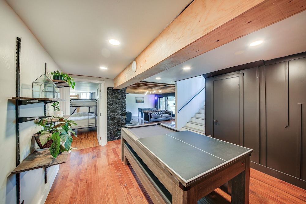 Chic Idaho Retreat w/ Hot Tub, Grill  Pool Table! - Property Image 5