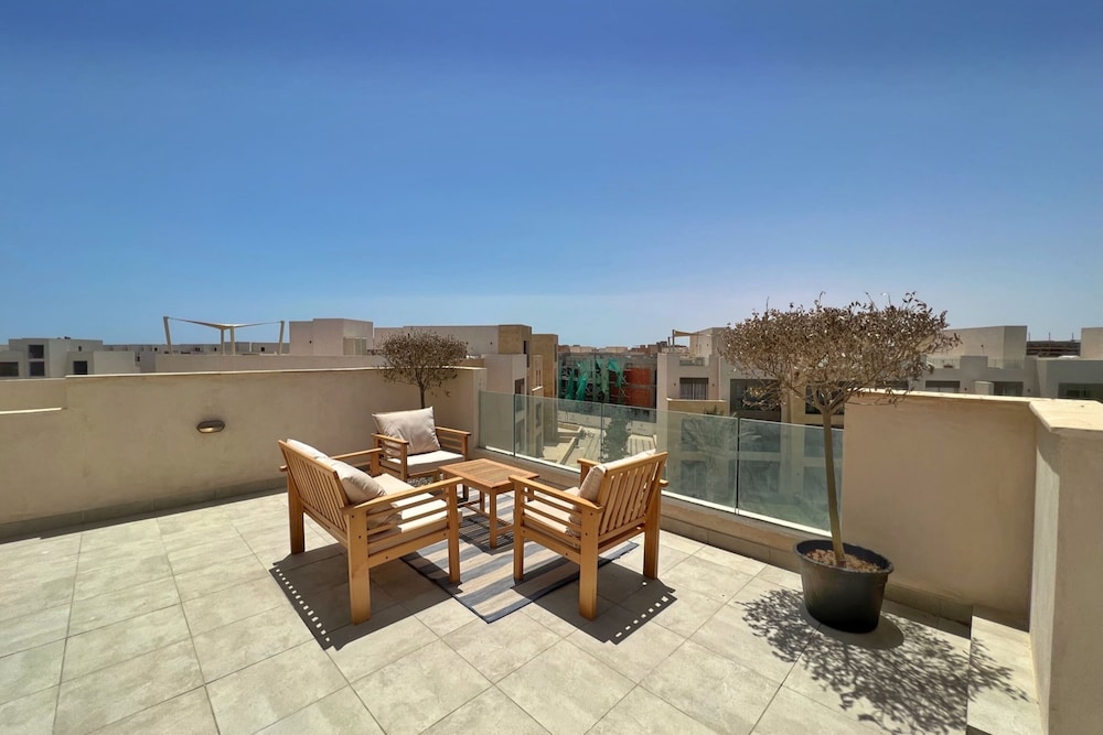 Xuru Stays I Sparky & Summery 2 BDR @ Mangroovy Free Beach & Pool Access