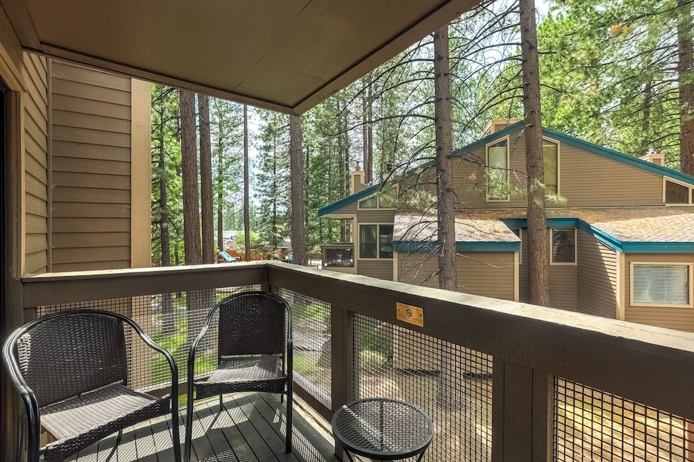 Lakeland Village - Walk to the Beaches of Lake Tahoe!