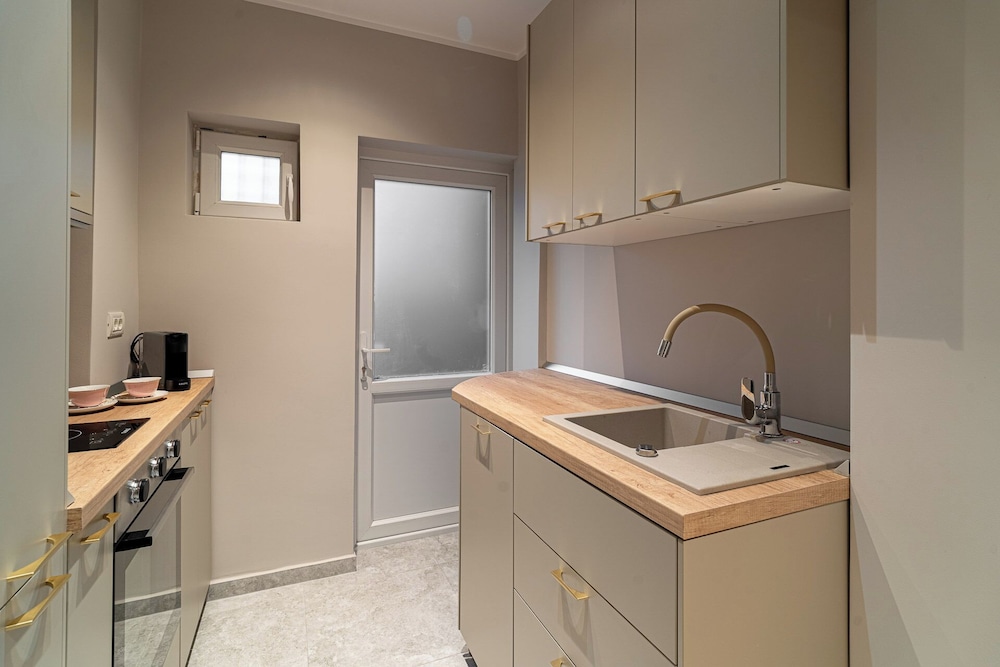 Designer 2-Bedroom Flat with Balcony & Full Amenities Steps from Piata Universitatii