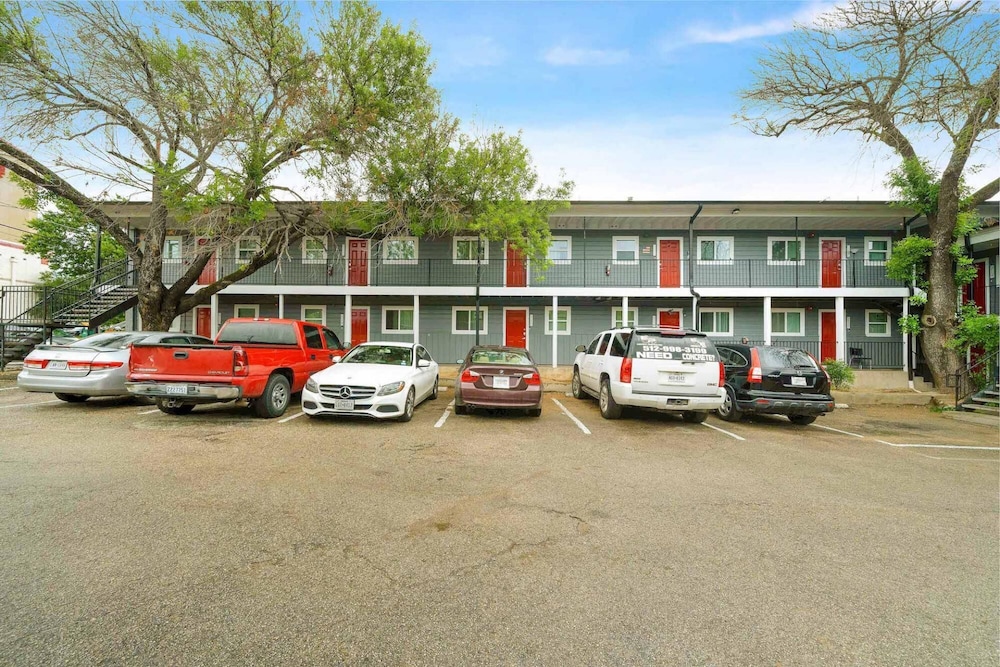 Stylish 1BR Near UT Highland Evonify - Image 4