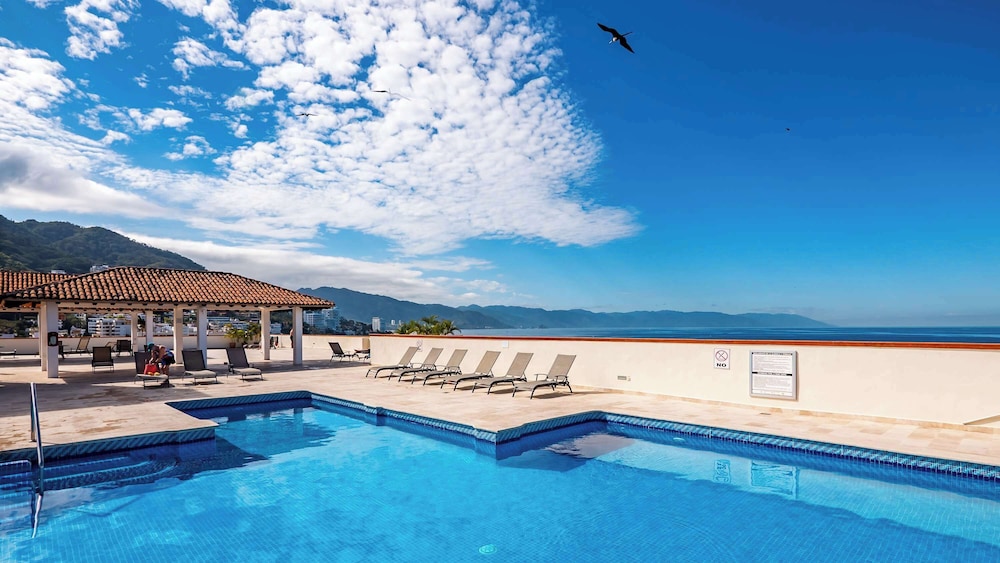 Ocean View 2Br Condo-balcony-beach-pool 710