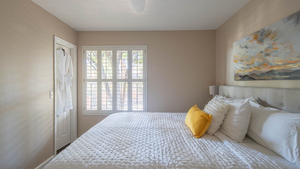 Scottsdale Gem W/pool in Private and Serene Yard!