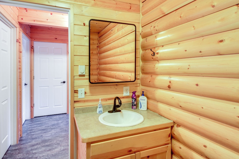 6 Mi to Spider Lake ATV Trails: Cabin w/ Fire Pit