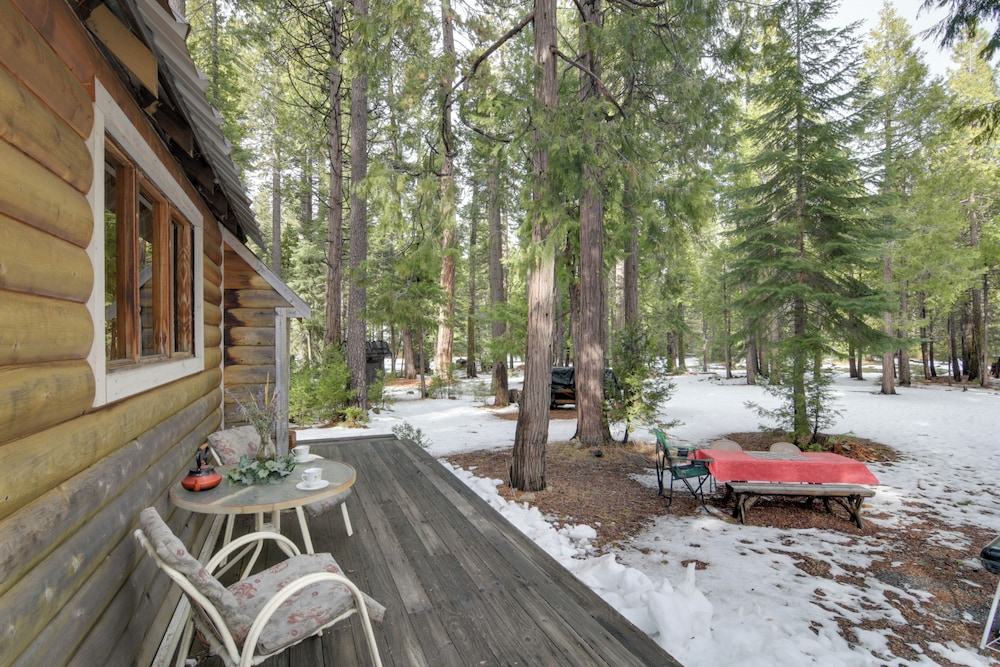 Walk to Trails & Butte Creek: Cozy Retreat w/ Deck