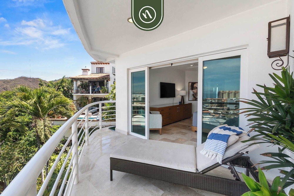 Stunning 2 BR Condo - Oceanview Terrace - Downtown
