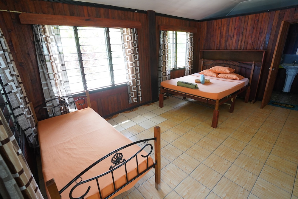 White Sandy Beach Eco Lodge