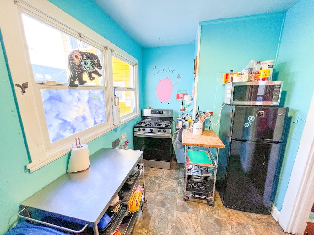 International Travelers House Hostel \- Downtown San Diego Little Italy.