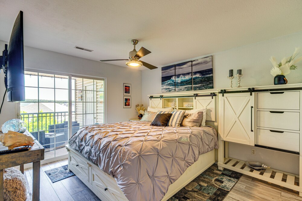 Balcony w/ Marina Views: Lake Ozark Hideaway!