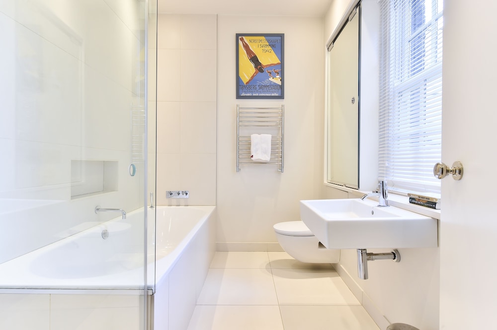 JOIVY Elegant 3 Bed Apt With Rooftop Terrace In Pimlico