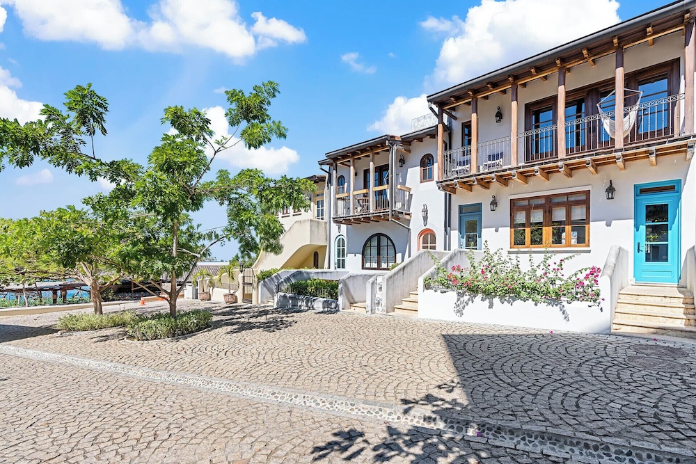 Trendy Condo with Modern Decor, Stunning Ocean Views, and Exclusive Beach Club Access