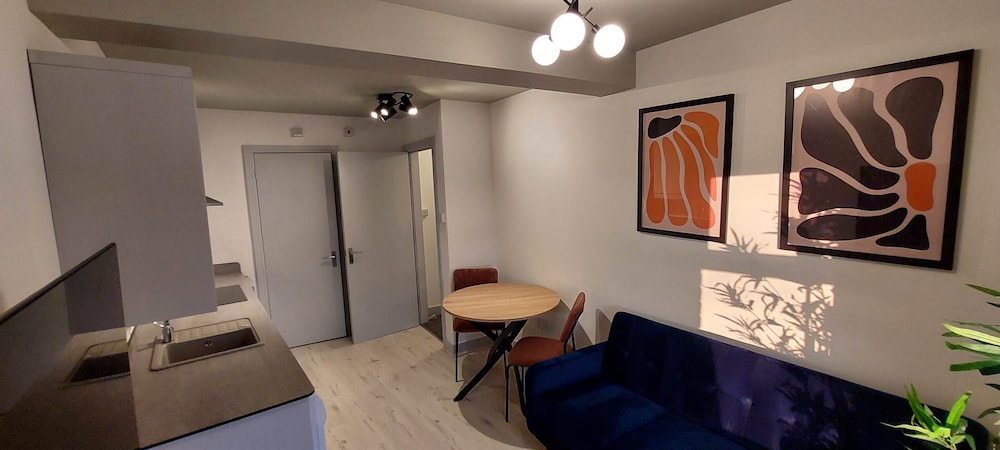 1 Bdr Modern Living in The Old Bank Hse
