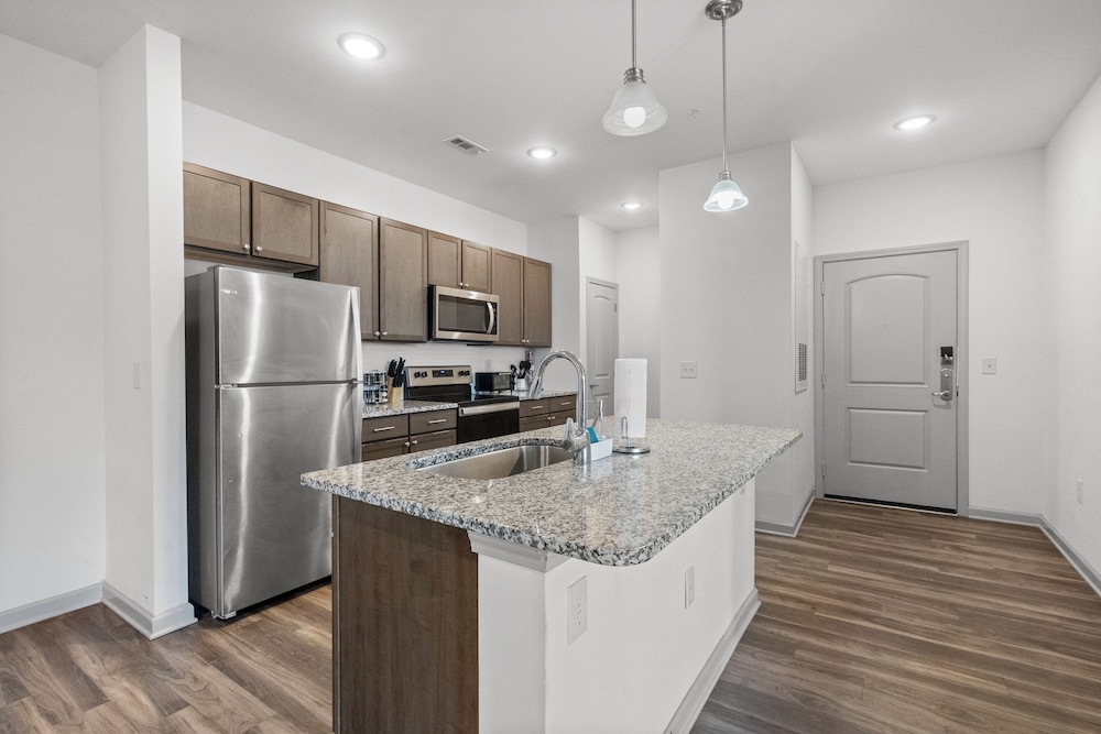 Upscale King 2BR Suite Mins to Charlotte