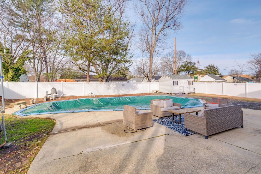 Commute to Alexandria & DC: Home w/ Shared Yard