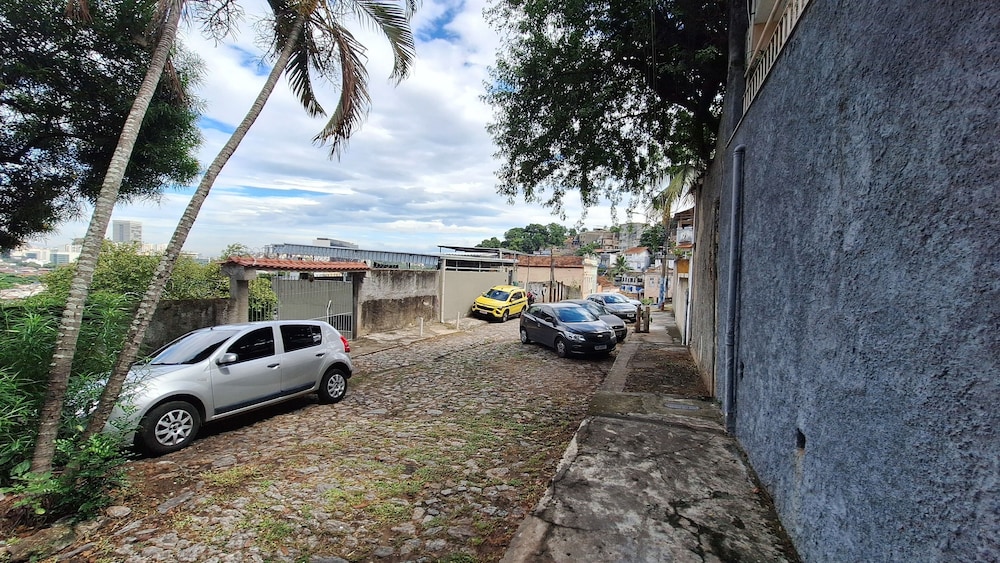Casa vintage ampla com varanda e quintal