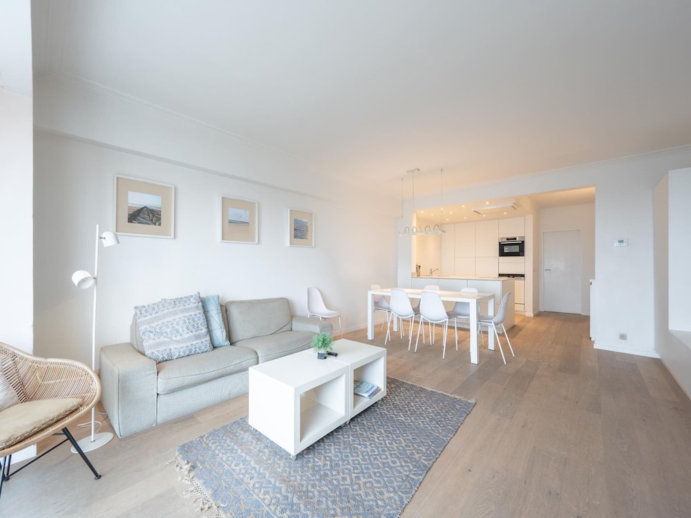 Spacious Seaside Apartment