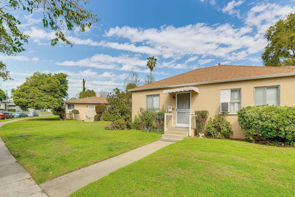3 Mi to Universal Studios: Chic Home w/ Yard!