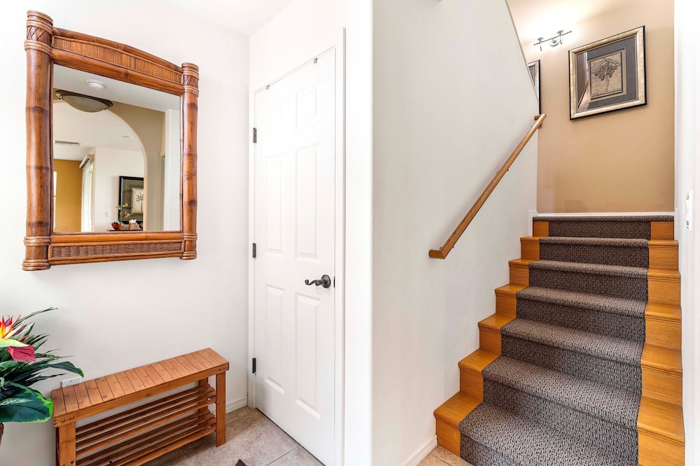 Spacious Corner Unit - Central AC - Vrkcv