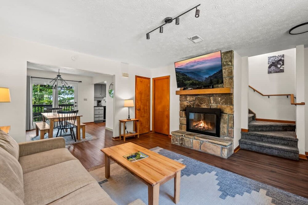 Sleeps 6 Indoor Pool 10 Mins to Dollywood