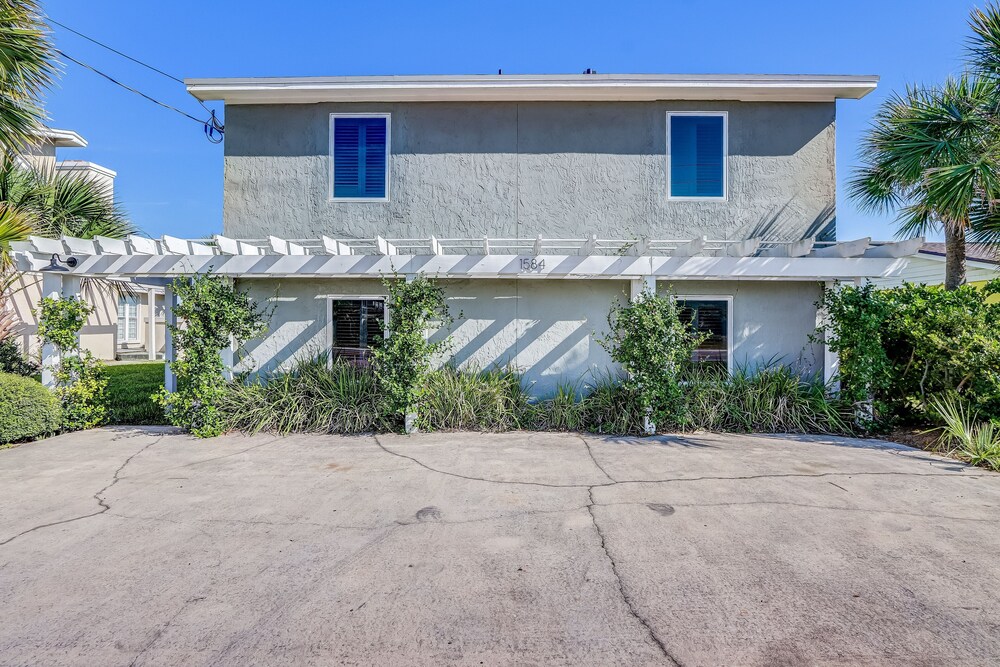 South Fletcher Spacious Family Friendly Home by RedAwning