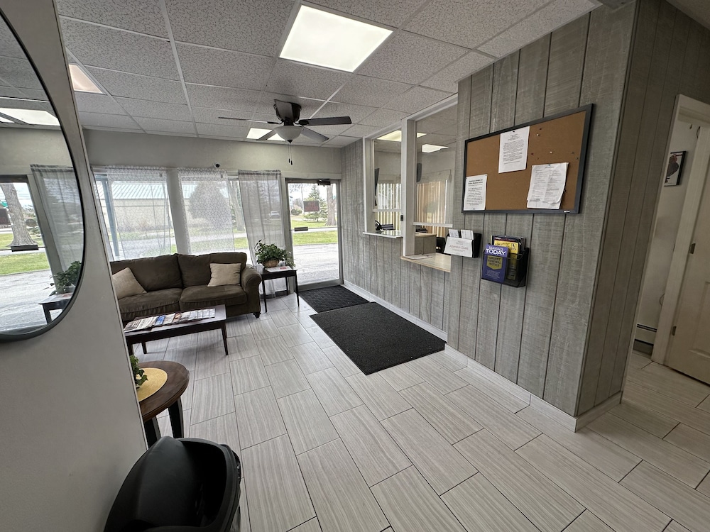 Hotel Budget Inn - Image 1