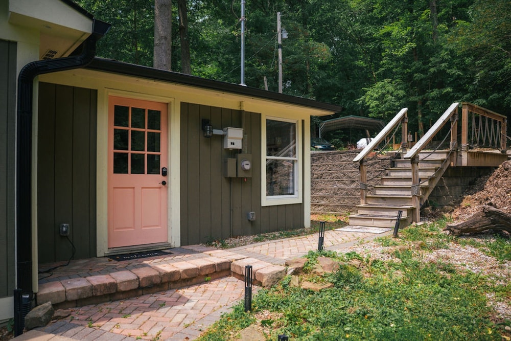 Cozy Cabin on Lake Front With Hot tub Firepit
