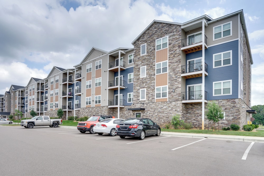 4 Mi to National Sports Center: Apt in Blaine