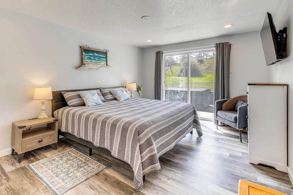 3 Mi to Beach: Oregon North Coast Retreat