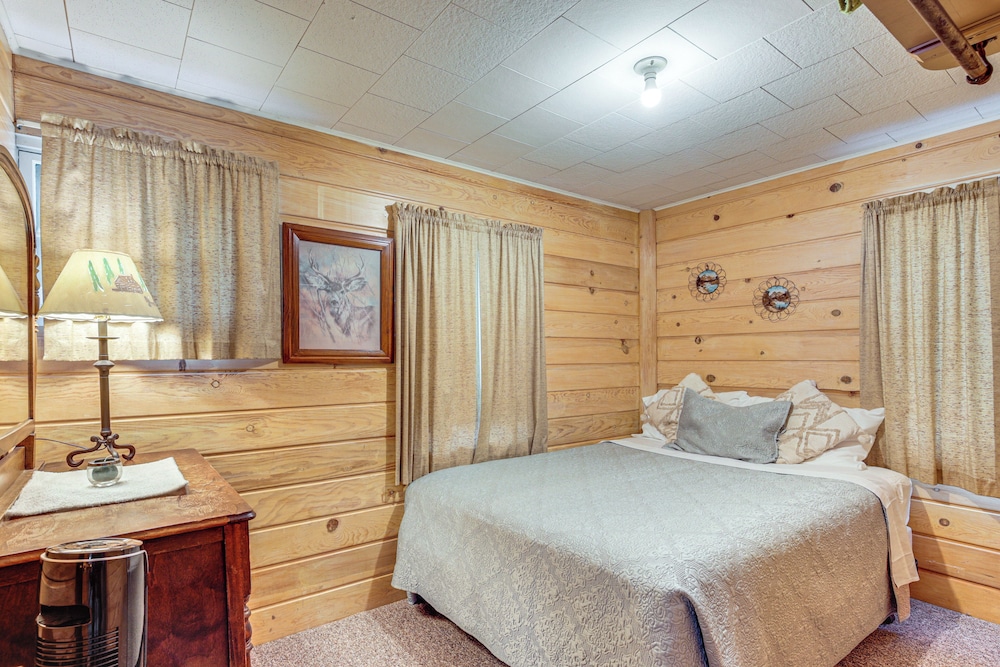 South Twin Lake Cabin w/ Seasonal Dock & Slip!