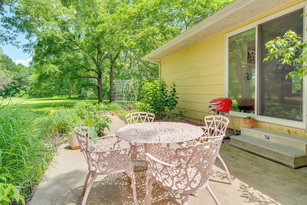 9 Mi to Downtown Rushville: Cozy Getaway w/ Grill