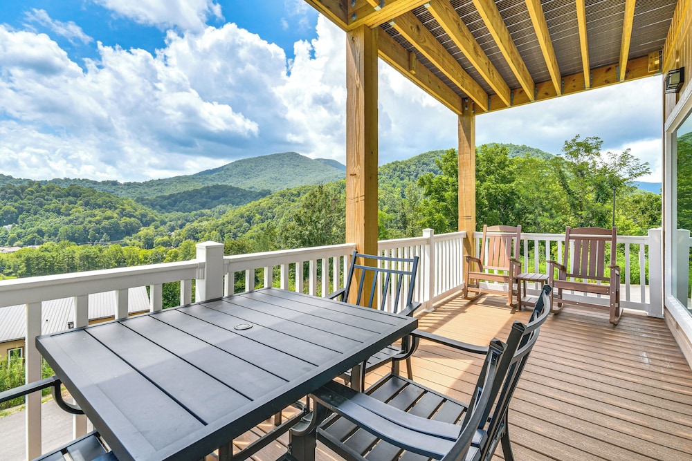 Near Hiking: Mtn-view Maggie Valley Escape!