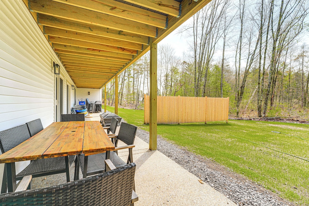 Walk to Sebago Town Beach: Luxe Townhome w/ Grill