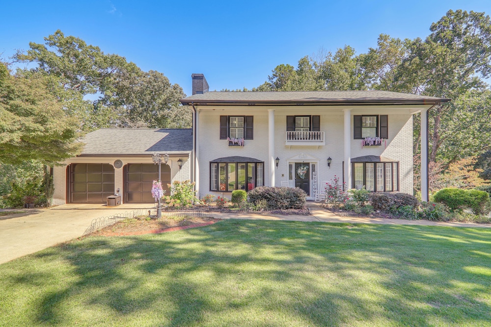 Game Room + Pond: Spacious Gainesville Getaway!