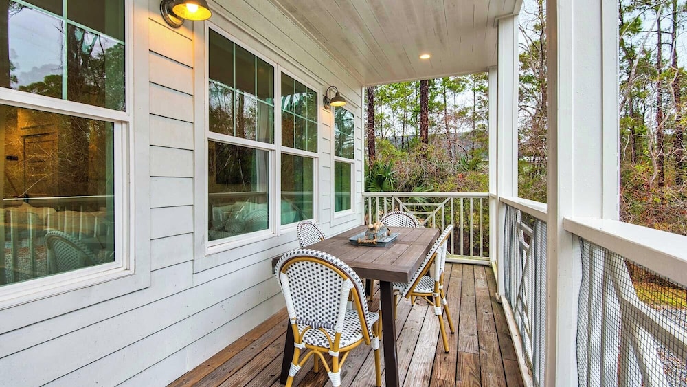 Best of Both Worlds: Pool, Golf Cart, Nearby Attractions & Steps to Beach!