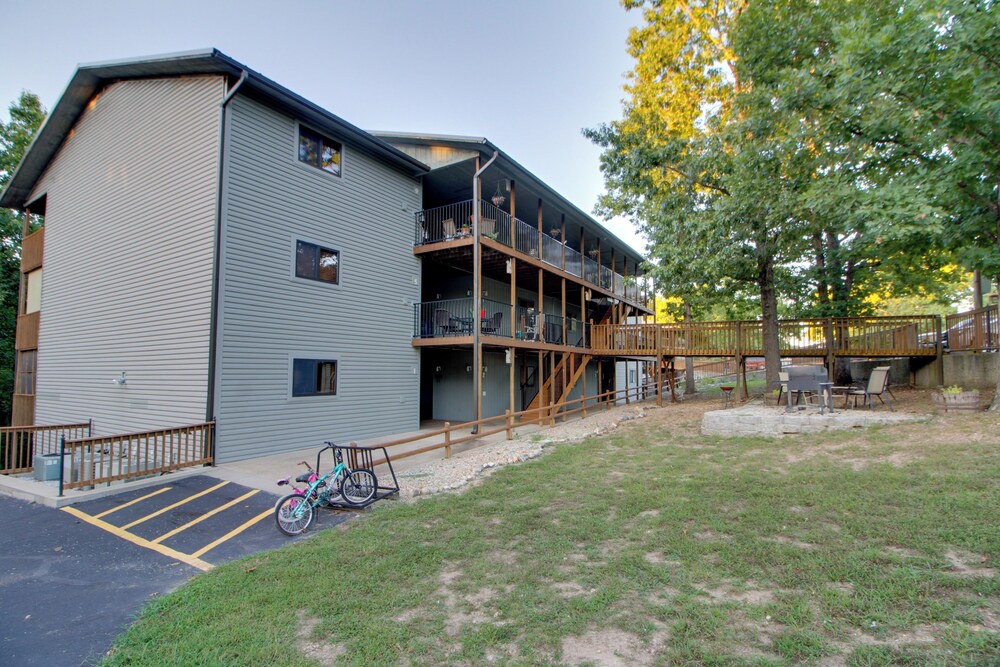 Family-friendly Condo: 1 Mi to Silver Dollar City! view 4