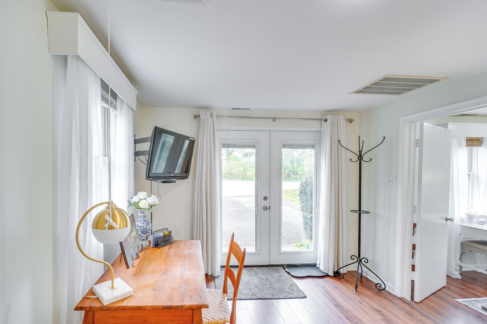 Hike, Sip & Explore: Charming Waterford Cottage!