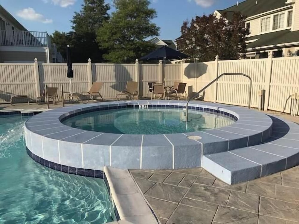 Sandy Bottom Circle 6202