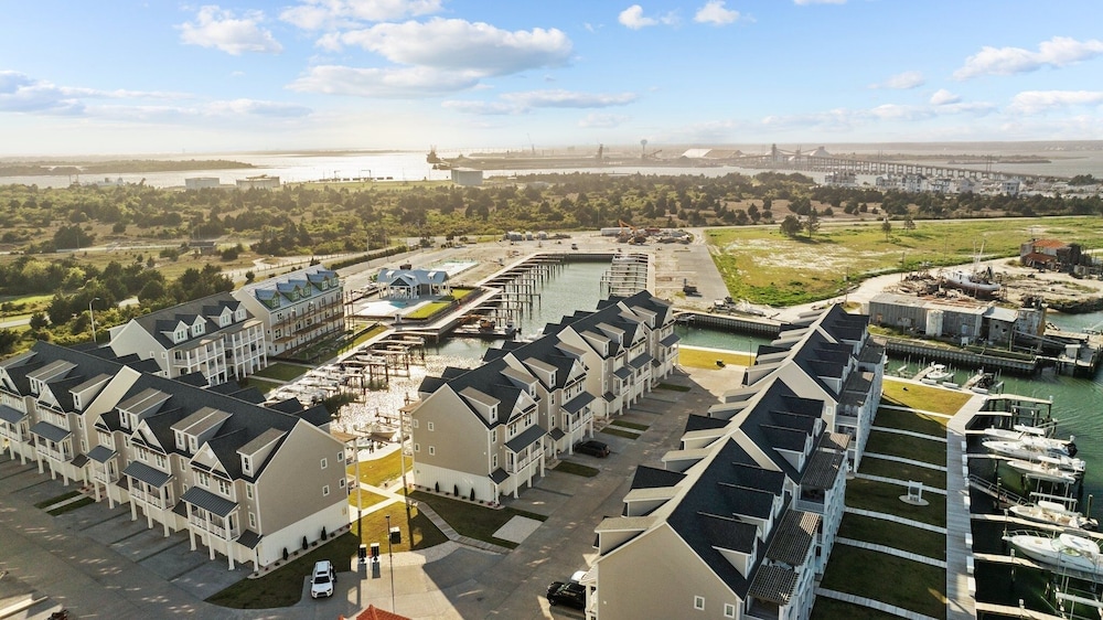 South Breeze 3 Bedroom Townhouse by RedAwning