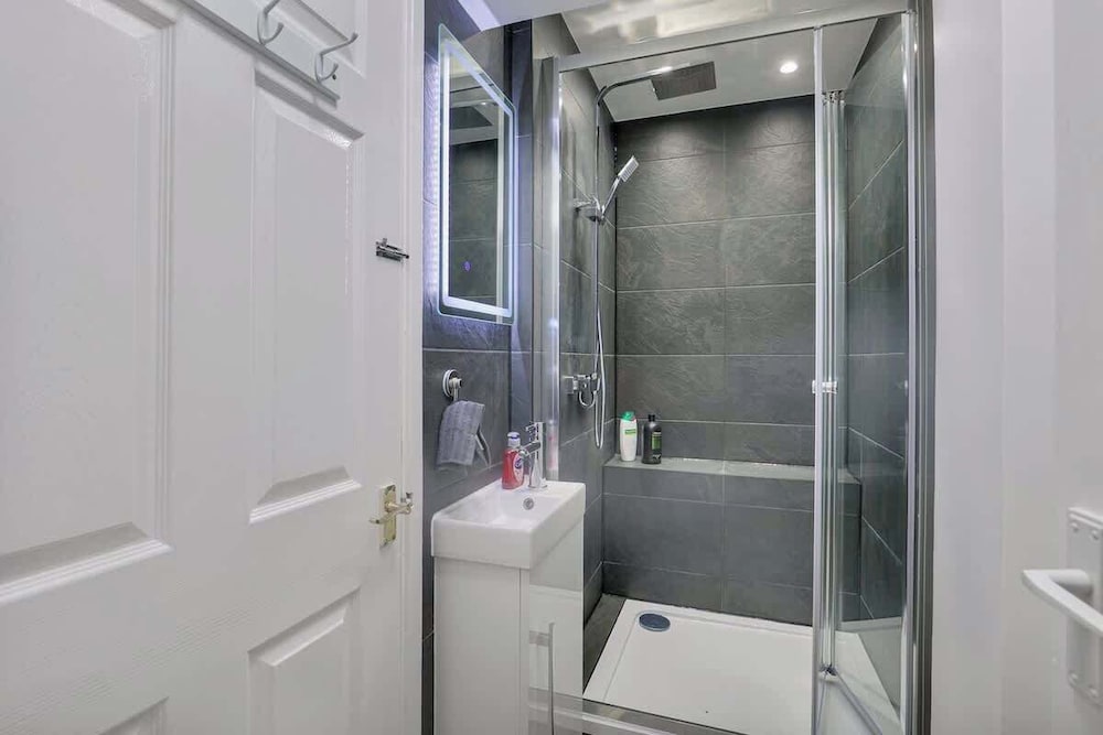 Spacious 4 Bedroom House With Parking
