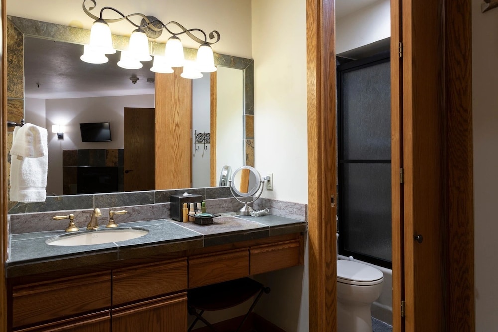 Pinnacle at Deer Valley Resort - Four Bedroom Condo with Hot Tub #1065 4 Condo